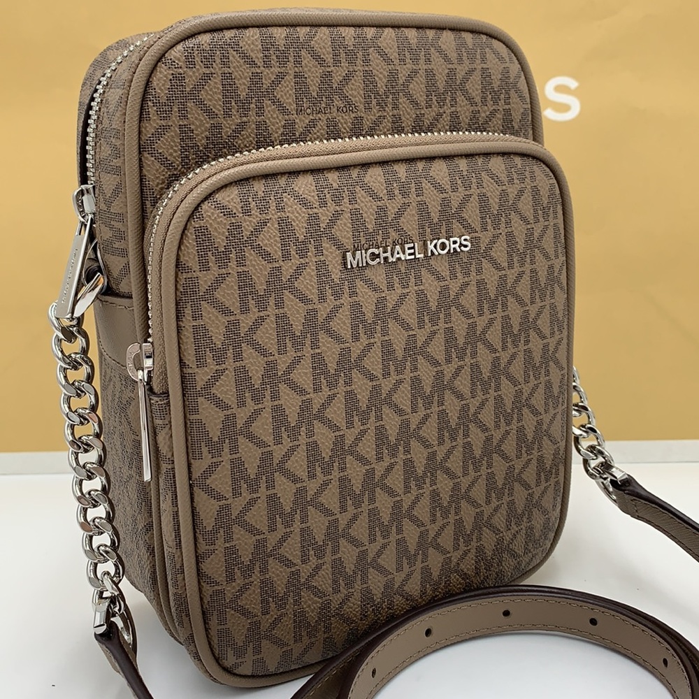 MICHAEL KORS
Jet Set Travel Medium Signature Logo Crossbody Bag
COLOR DUSK - Picture 2 of 16